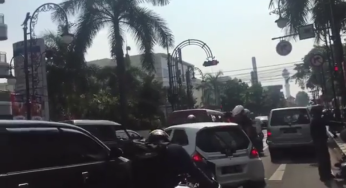 Viral Video Detik-detik Sopir Mobil Kabur dari Kejaran Massa Pemotor