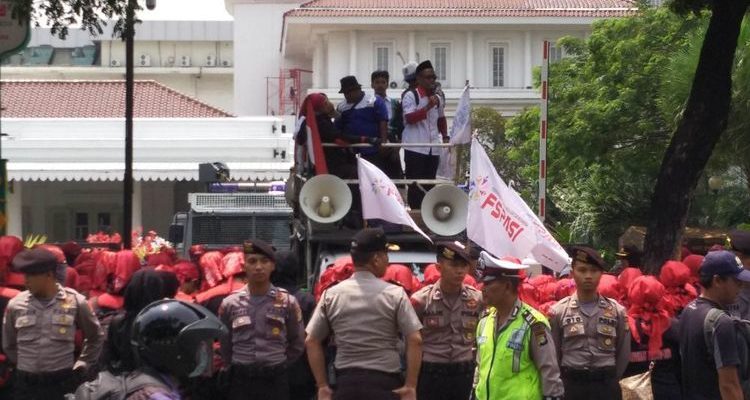 Buruh Sebut Anies Hanya Alat Politik PKS dan Gerindra, Sandi Tegaskan Tak Akan Lari dari Kontrak Politik