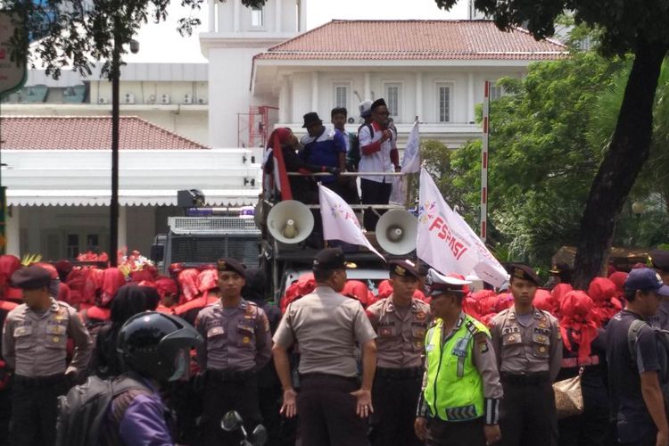 Buruh Sebut Anies Hanya Alat Politik PKS dan Gerindra, Sandi Tegaskan Tak Akan Lari dari Kontrak Politik