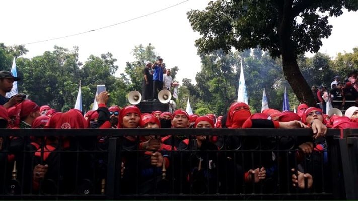 Buruh: Anis-Sandi Bohong, Anis-Sandi Bohong, Kantong Gue Bolong