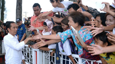 Ibu-Ibu Sampai Panjat Tembok Demi Mau Lihat Presiden Jokowi dari Kejauhan