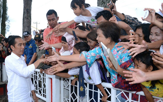 Ibu-Ibu Sampai Panjat Tembok Demi Mau Lihat Presiden Jokowi dari Kejauhan