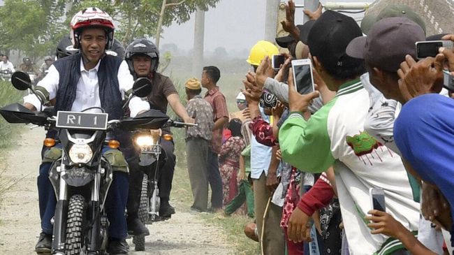Jokowi Tinjau Tambak Udang Muara Gembong dengan Naik Motor Trail
