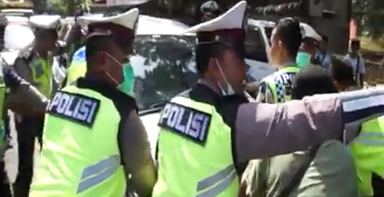 Pengendara Xenia Nekat Nerobos dan Kabur Saat Dihadang 10 Polisi