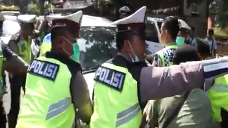 Pengendara Xenia Nekat Nerobos dan Kabur Saat Dihadang 10 Polisi