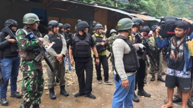 Polisi dan TNI Evakuasi Warga Papua yang Disandera KKB