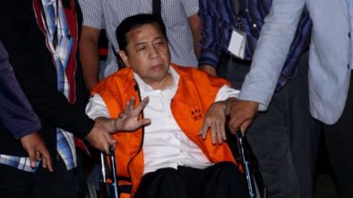Setya Novanto Berompi Oranye dan Gunakan Kursi Roda Tiba di Gedung KPK