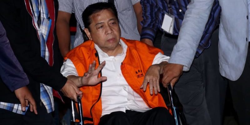 Setya Novanto Berompi Oranye dan Gunakan Kursi Roda Tiba di Gedung KPK
