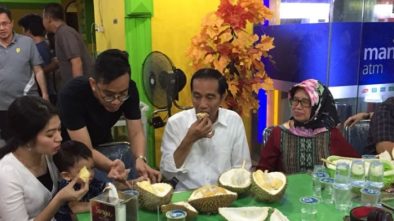 Usai dari Mal Medan, Jokowi dan Keluarga Mampir ke Ucok Durian