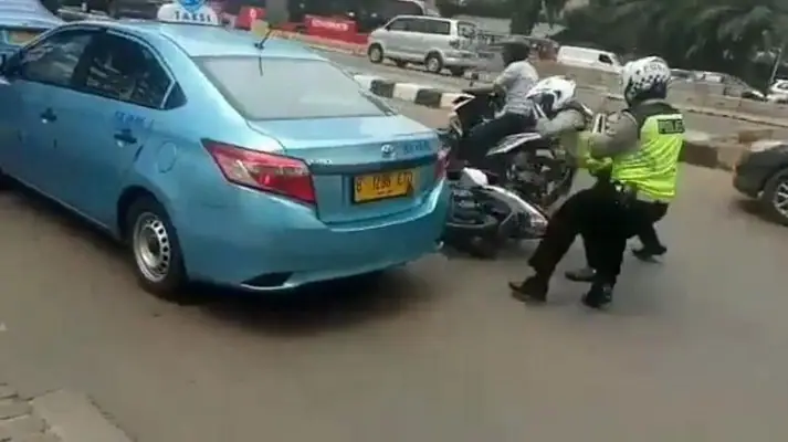 Viral Polisi Ditabrak Sopirnya Saat Hindari Razia, Blue Bird Ambil Tindakan