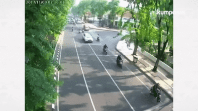 Video Mobil Tabrak 3 Pengendara Motor Hingga Terpental di Surabaya