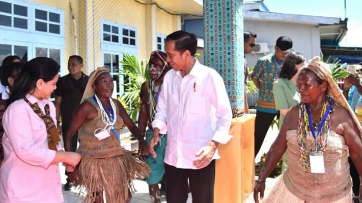 Asyiknya Jokowi dan Iriana Joget Bersama Masyarakat Papua