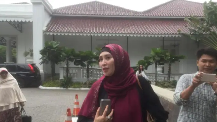 Firza Husein Mendadak Muncul di Balai Kota Cari Anies, Mau apa?