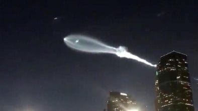 Heboh, Penampakan Benda Putih Raksasa Terbang di Langit AS