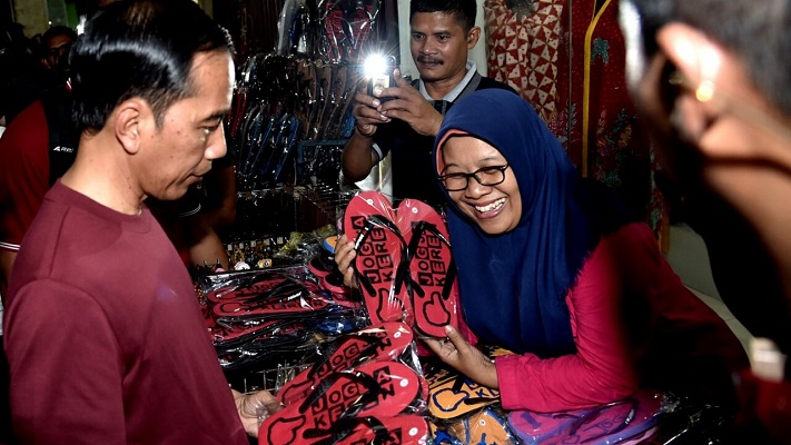 Jokowi dan Keluarga Jalan-jalan ke Malioboro Beli Sandal dan Kaos
