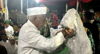 Kisah Pria Umur 65 Tahun Nikahi Wanita 20 Tahun Lebih Muda di Nikah Massal
