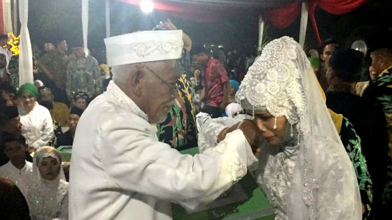 Kisah Pria Umur 65 Tahun Nikahi Wanita 20 Tahun Lebih Muda di Nikah Massal
