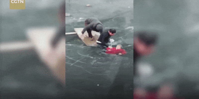 Video Heroik Pria Tolong Seorang Nenek yang Tenggelam di Sungai Es