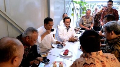 Cara Jokowi Dukung Brand Kopi Lokal Sambil Ngevlog di Bandung