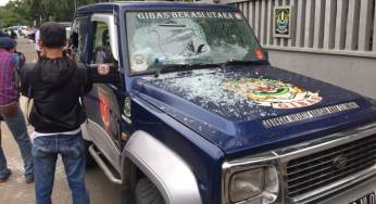 Demo Ormas Depan Kantor Walkot Bekasi Ricuh Saling Lempar Batu