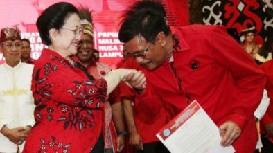Maju Pilgub Sumut, Djarot Saiful Hidayat Cium Tangan Megawati Soekarnoputri