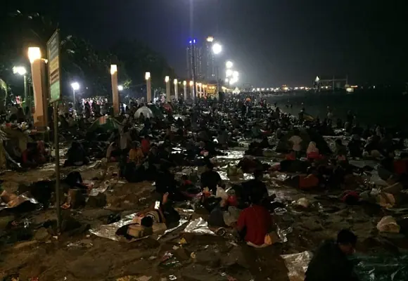 Mereka yang Terlelap Seadanya Usai Pesta Kembang Api di Ancol