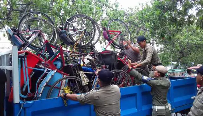 Pemprov DKI Ancam Memulangkan, Tukang Becak Cirebon Tidak Gentar
