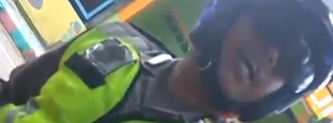 Pria Ini Mengaku Dibentak dan Ditodongi Pistol oleh Pihak Polisi Saat Ditilang di Depan Rumah