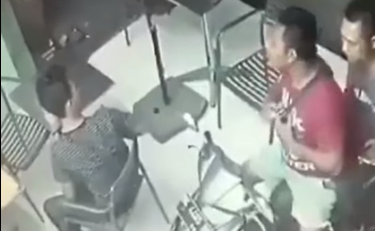 Terekam CCTV, Pria Bertato Tusuk Pemuda yang Nongkrong di Depan Minimart
