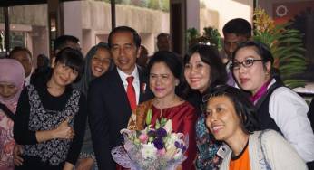 WNI di Bangladesh Histeris Berebut Foto dengan Presiden Jokowi