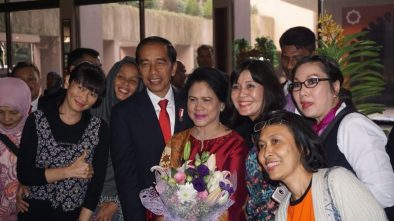 WNI di Bangladesh Histeris Berebut Foto dengan Presiden Jokowi