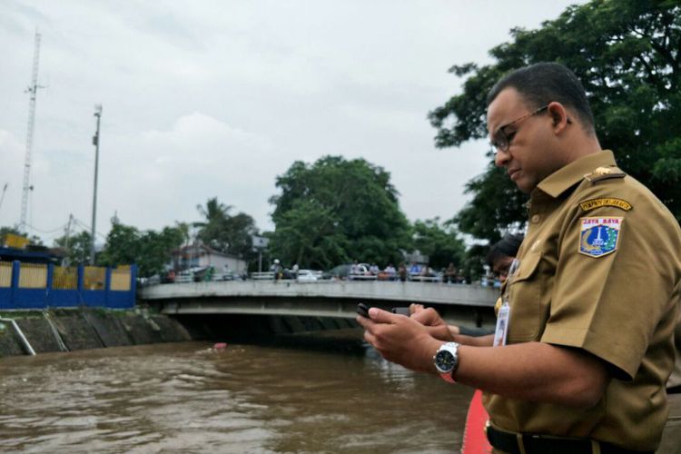 Anies Baswedan Instruksikan Siaga Banjir DKI Jakarta Lewat WhatsApp