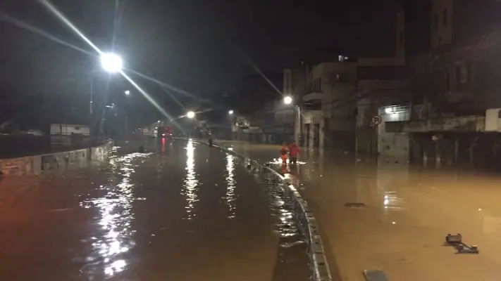 Detik-detik Kali Ciliwung Meluap, Warga Kampung Pulo Dievakuasi
