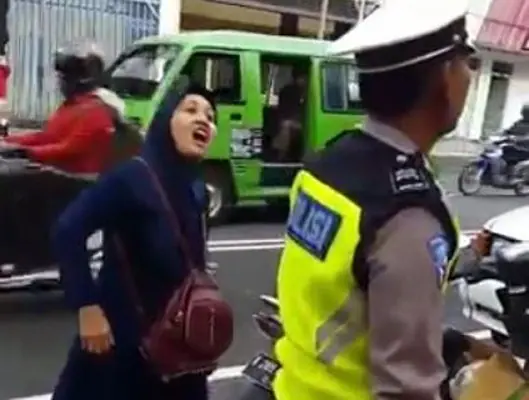 Emak-emak yang Gigit Tangan Polisi di Kudus Ditetapkan jadi Tersangka