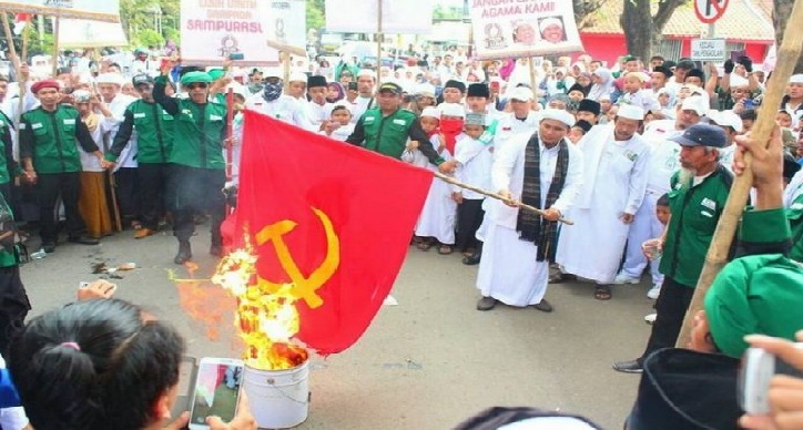 FPI Kerap Bakar Bendera PKI, Lantas Darimana Mereka Dapat Bendera Itu?