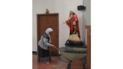 Foto Wanita Berhijab Bersihkan Puing di Gereja Lidwina, Ini Ceritanya