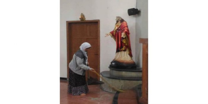 Foto Wanita Berhijab Bersihkan Puing di Gereja Lidwina, Ini Ceritanya