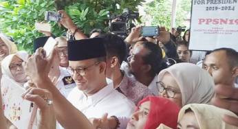 Hadiri Acara HUT Gerindra, Anies Diserbu Kader Minta Foto dan Salam