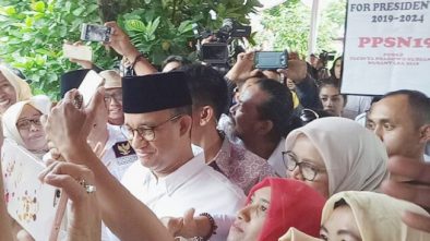 Hadiri Acara HUT Gerindra, Anies Diserbu Kader Minta Foto dan Salam