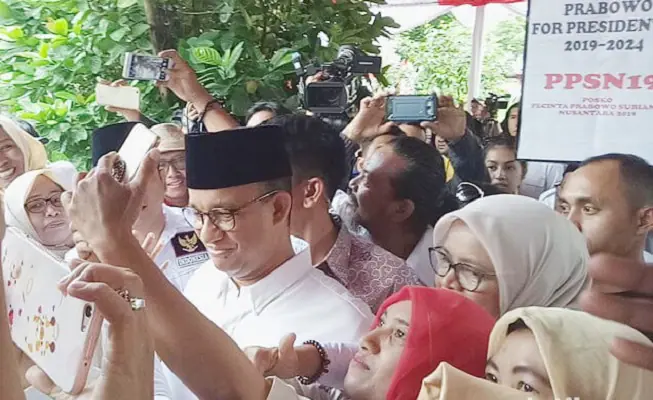 Hadiri Acara HUT Gerindra, Anies Diserbu Kader Minta Foto dan Salam