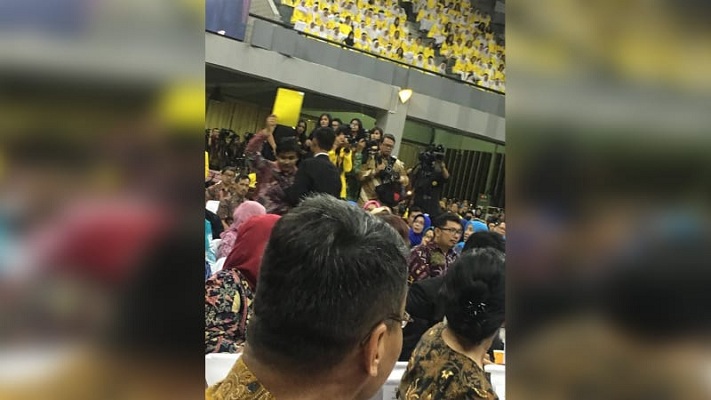 Ketua BEM Acungkan Kartu Kuning ke Jokowi Dinilai Tak Tahu Aturan