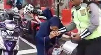 Payah! Emak-emak di Kudus Gigit Tangan Polisi yang Mau Menilangnya
