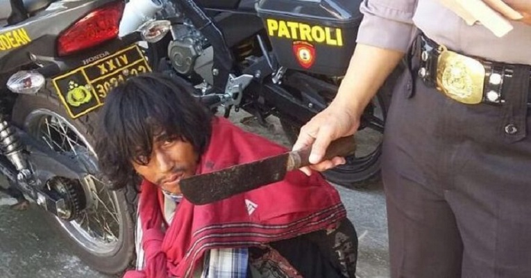 Polisi Amankan Pria Diduga Gila yang Berkeliaran Membawa Golok