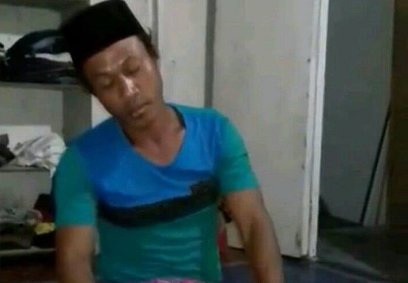 Pria di NTB Salat Sambil Menari, Netizen Nilai Lecehkan Agama Islam
