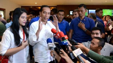 Puas Nonton Film Dilan 1990, Jokowi Acungkan Dua Jempolnya