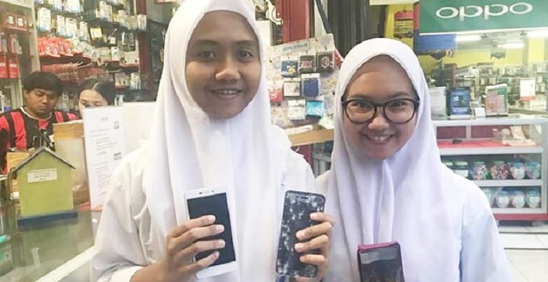 Remuk Terlindas Mobil Presiden, Jokowi Belikan Siswi SMA Ini HP Baru