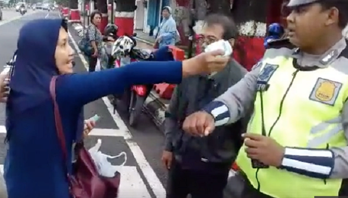 Selain Gigit, Ibu di Kudus Keluarkan Rp 1 Juta Minta Polisi Berikan Helm