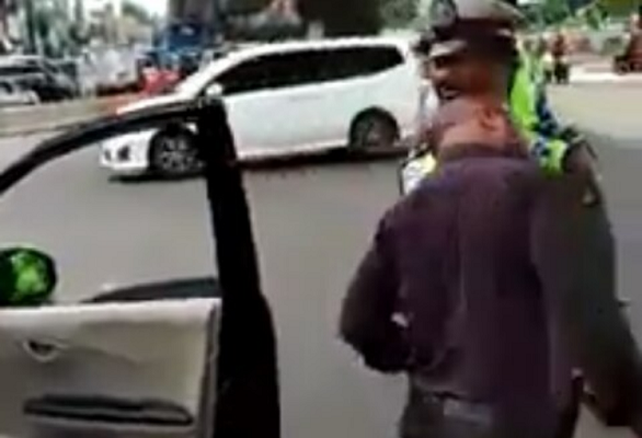 Video Pengendara Mobil Tanduk Petugas Polantas dengan Kepalanya