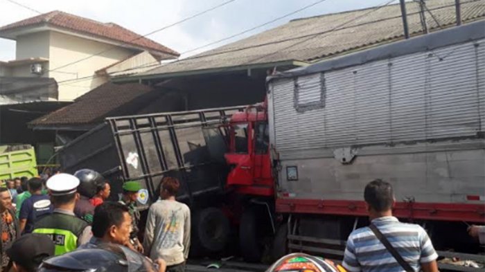 Heboh Rekaman CCTV Detik-detik Tabrakan Beruntun Truk Kontainer di Mojosongo