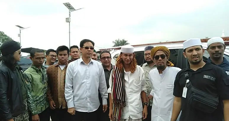 Habib Bahar Tiba di Polda Jabar Dikawal 9 Pengacaranya